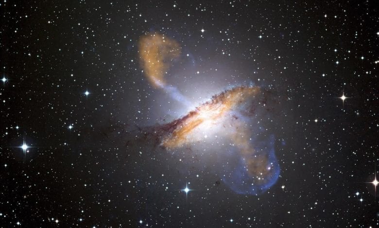 A distant supernova. ESO/WFI (visible); MPIfR/ESO/APEX/A.Weiss et al. (microwave); NASA/CXC/CfA/R.Kraft et al. (X-ray)