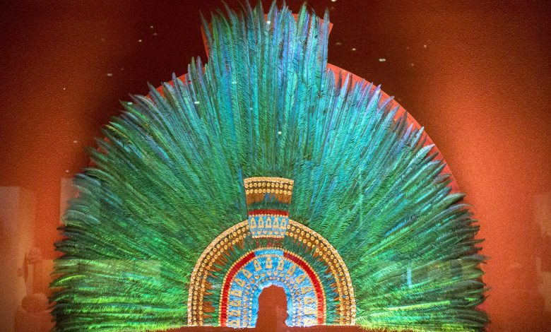 An image of the modern reproduction of Moctezuma's headdress, in the Museo Nacional de Antropología e Historia, Mexico City. Image Credit: Wikimedia Commons.