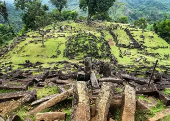 Gunung Padang pyramid. Wikimedia Commons.