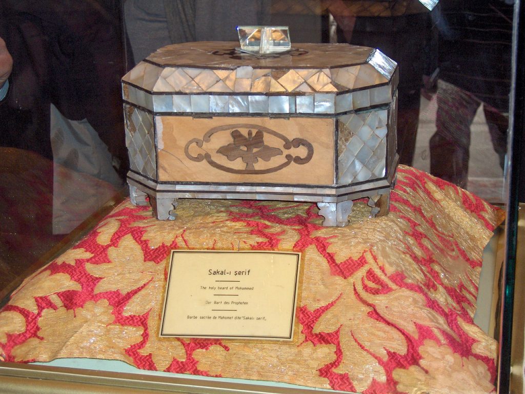 Box with a part of Muhammad's beard. Maulâna Rumi mausoleum, Konya, Turkey. Image Credit: Wikimedia Commons.
