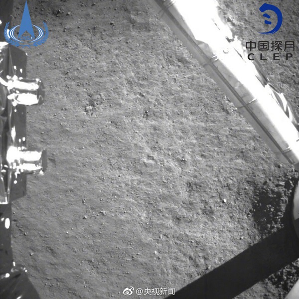 An image taken by Chang'e 4, showing one lander leg slightly depressed into the lunar soil. SNA / CLEP.