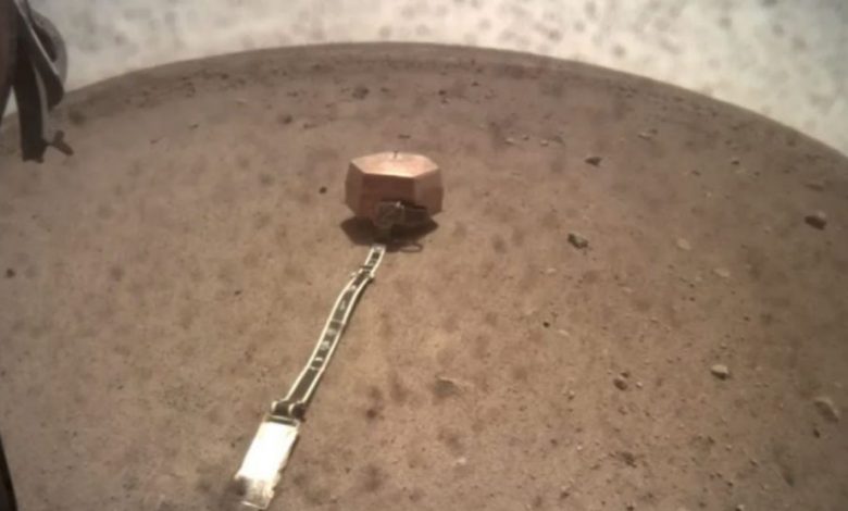 The SEIS instrument in position on the Martian Surface. Image Credit: NASA/JPL-Caltech.