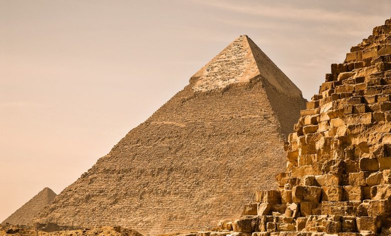 Great Pyramid of Giza (Khufu’s pyramid), Pyramid of Khafre, Pyramid of Menkaure (right to left). Giza, Cairo, Egypt, North Africa. Image Credit: Wikimedia Commons.