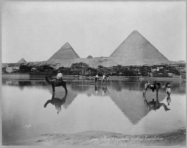 Wioska i piramidy w czasie powodzi, około 1890 roku (domena publiczna).