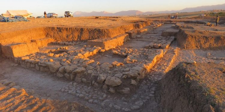 One of Kunara's public buildings during the excavations. Only a small part is known of this 25 x 40 m building, which is believed to date from the end of the 3rd millennium (around 2200 BC). Image Credit: A. Tenu / Mission archéologique française du Peramagron.