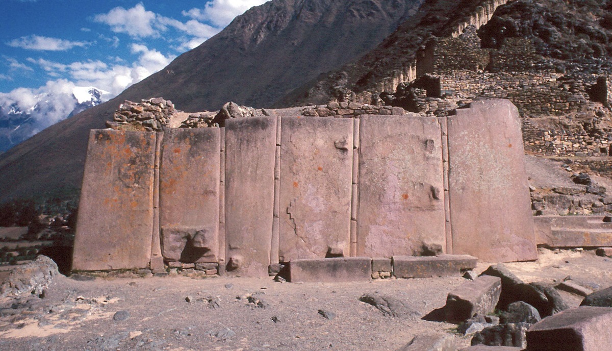 Wall of the Six Monoliths at Ollantaytambo. Image Credit: Wikimedia Commons.