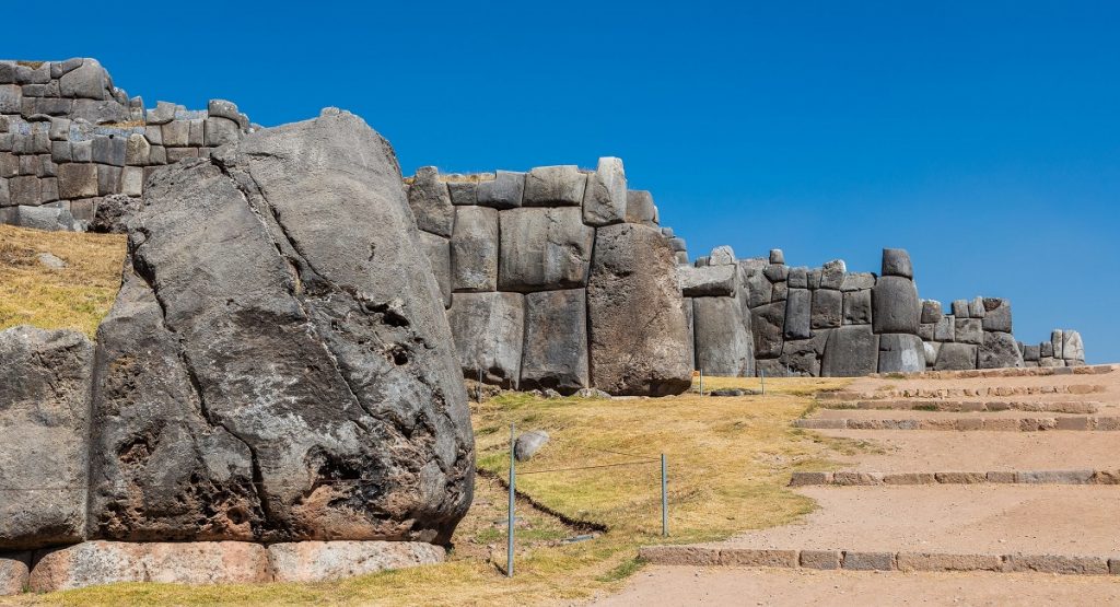 Sideways view of the walls of Sacsayhuamán showing the details of the stonework and the angle of the walls. Image Credit: Wikimedia Commons.