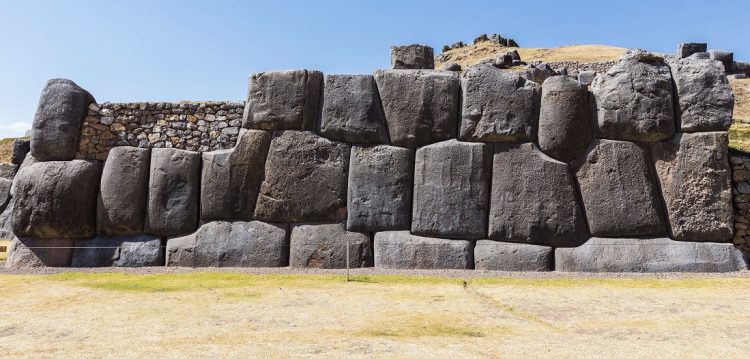 A section of the wall at Sacsayhuaman. Image Credit: Wikimedia Commons.