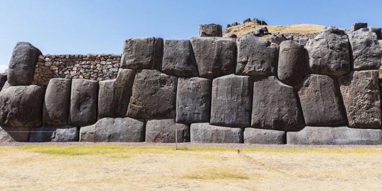 A section of the wall at Sacsayhuaman. Image Credit: Wikimedia Commons.