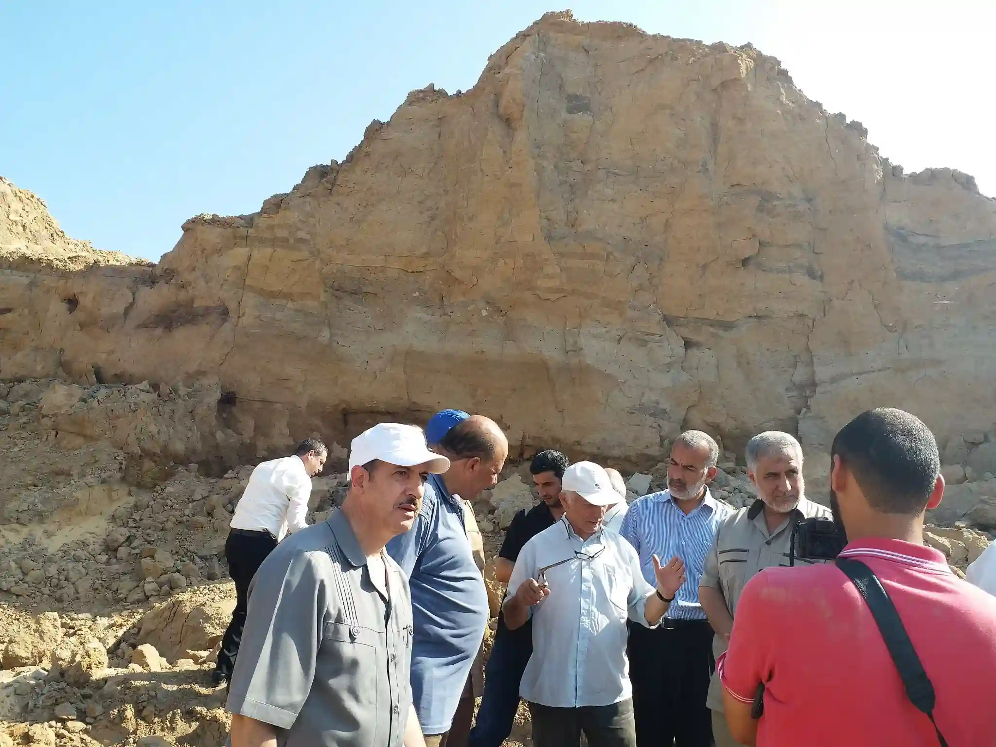A section of Tell es-Sakan photographed in 2017. The site was occupied between approximately 3300 BCE and 2400–2350 BCE. Wikimedia Commons.
