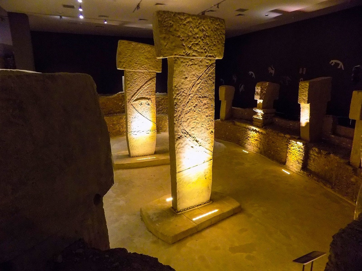 A photograph of Göbekli Tepe raises the question, who built it? Image Credit: Wikimedia Commons.