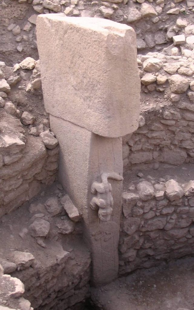 A close-up image of one of the pillars at the site. Image Credit: Wikimedia Commons.