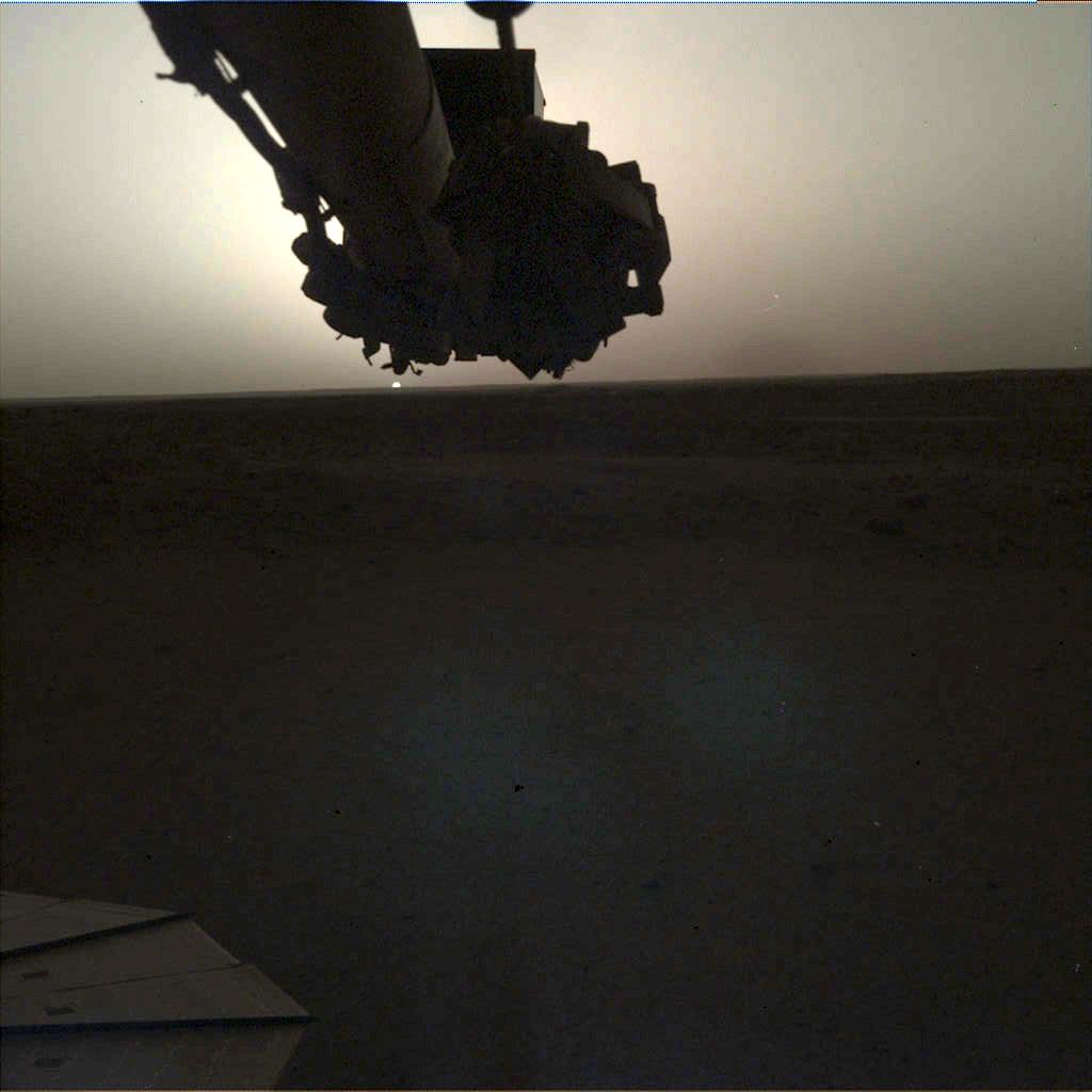 Raw Version of the image taken on Mars by InSight. Image Credit: NASA/JPL-Caltech.