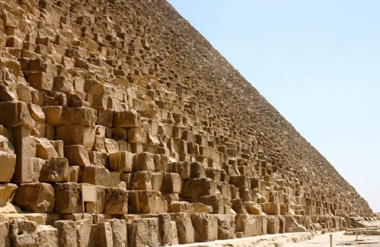 10 Images That Show How Massive The Great Pyramid of Giza Really is ...