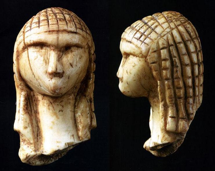 Front and side view of the Venus of Brassempouy. Image Credit: Wikimedia Commons.