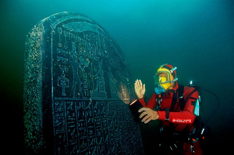 A diver next to the stele found at the sunken city.Franck Goddio / Hilti Foundation / Christoph Gerigk.