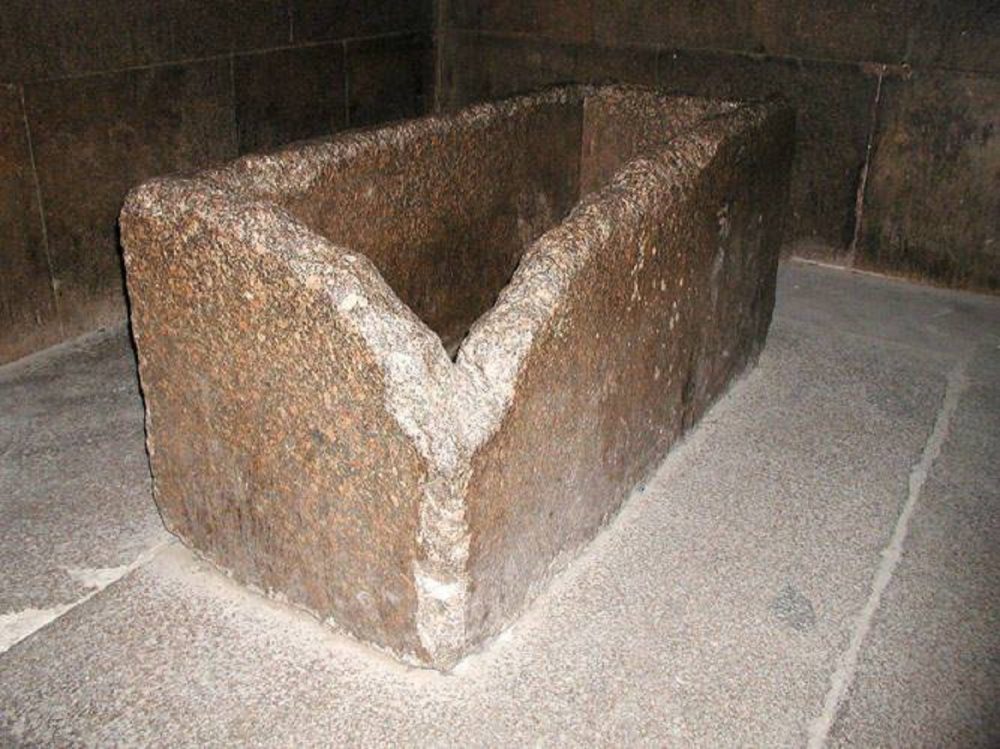 O sarcófago dentro da Câmara do Rei dentro da Grande Pirâmide de Gizé.