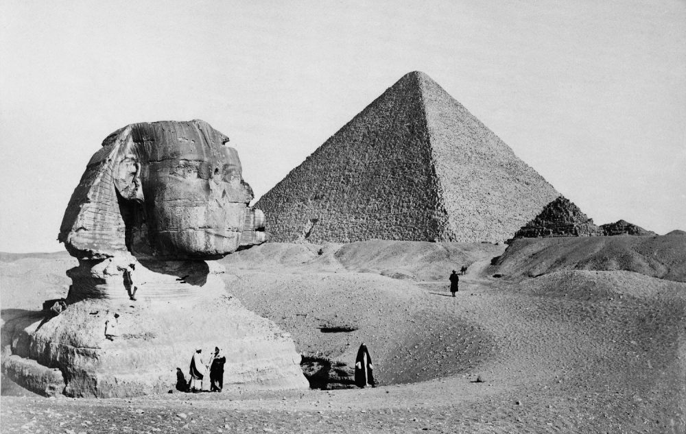 Marele Sfinx cu piramida faraonului Keops pe fundal. Fotografie din 1877 a fotografului francez Henri Béchard. Shutterstock.