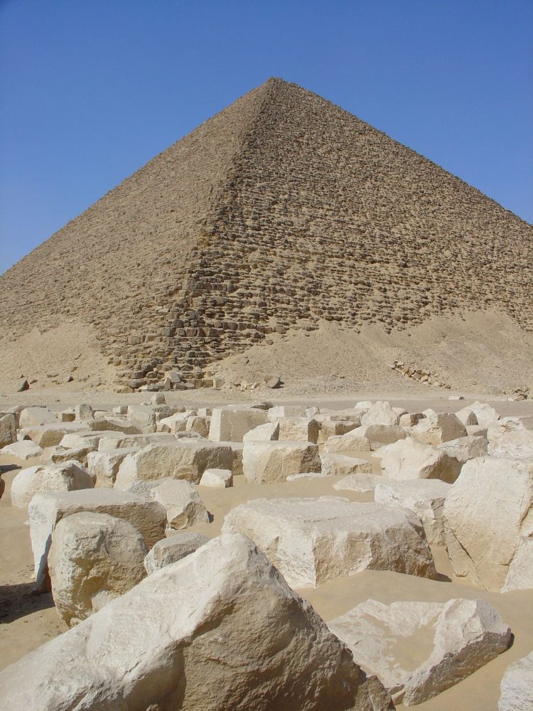 A photograph of the Red Pyramid at the Dashur Necropolis. Image Credit: Wikimedia Commons / CC BY-SA 3.0.