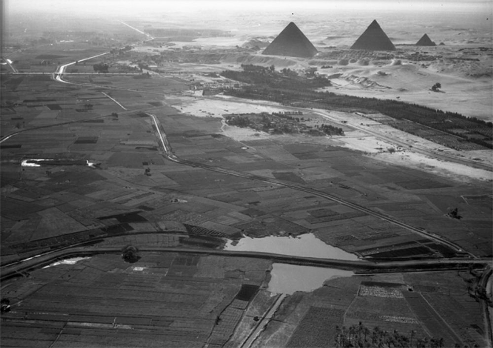 January 24, 1938. Cairo, Egypt: Another view of the pyramids and the border of the cultivated Nile valley. c. 1000 feet. Image Credit: American Geographical Society Library, University of Wisconsin-Milwaukee Libraries / Wikimedia Commons.