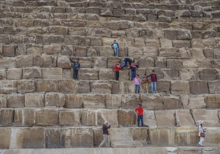 25 Images That Show the Massive Size of the Great Pyramid of Giza ...