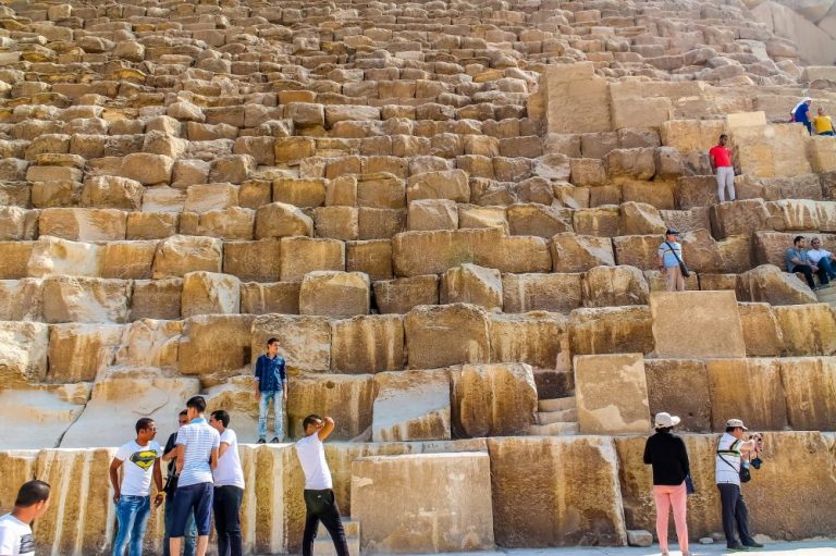 25 Images That Show the Massive Size of the Great Pyramid of Giza ...