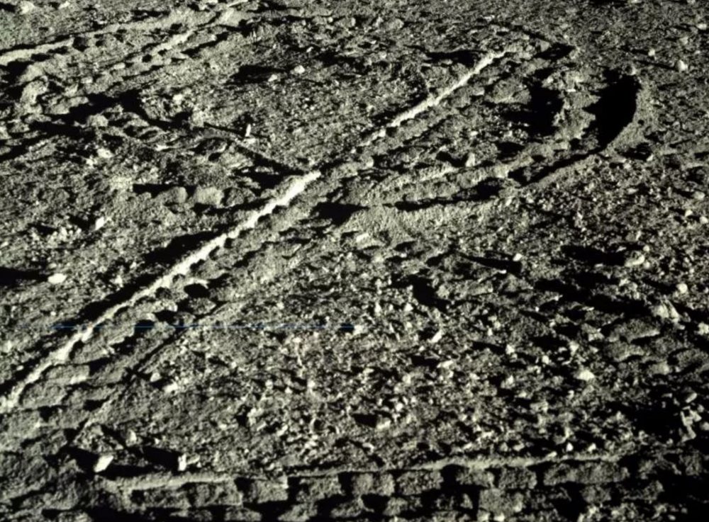 Rover tracks of Yutu-2. Image Credit: China Lunar Exploration Project.