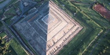 Aerial view of the largest pyramid at Teotihuacan, the Pyramid of the Sun. Shutterstock.