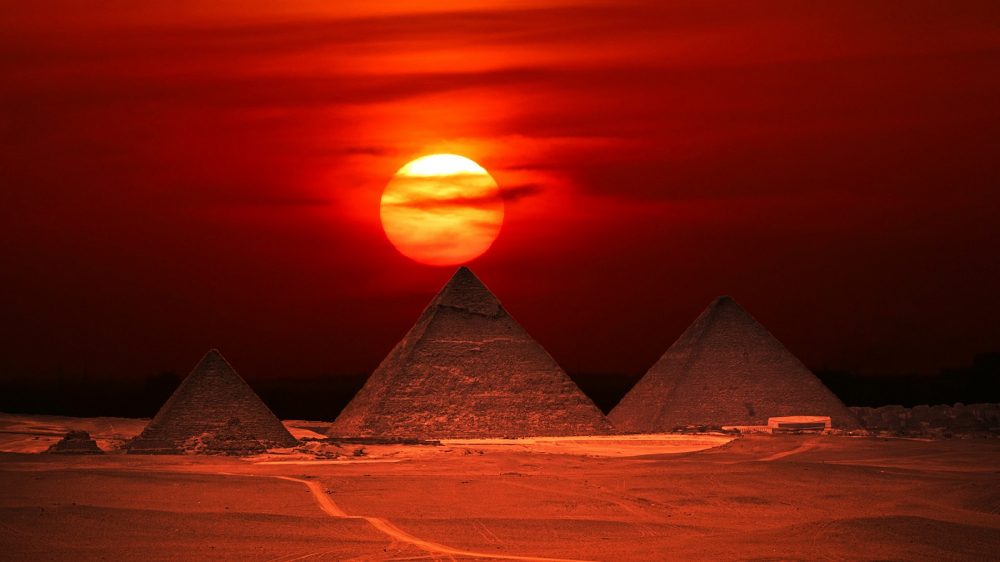 Piramidele de la Giza la apus. Shutterstock.
