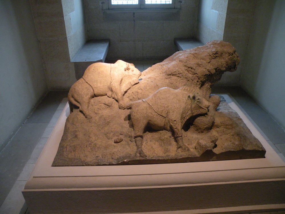 An image of the Clay sculpted bison from Trois Frères (facsimile). Image Credit: Wikimedia Commons / Chatsam / CC BY-SA 3.0.