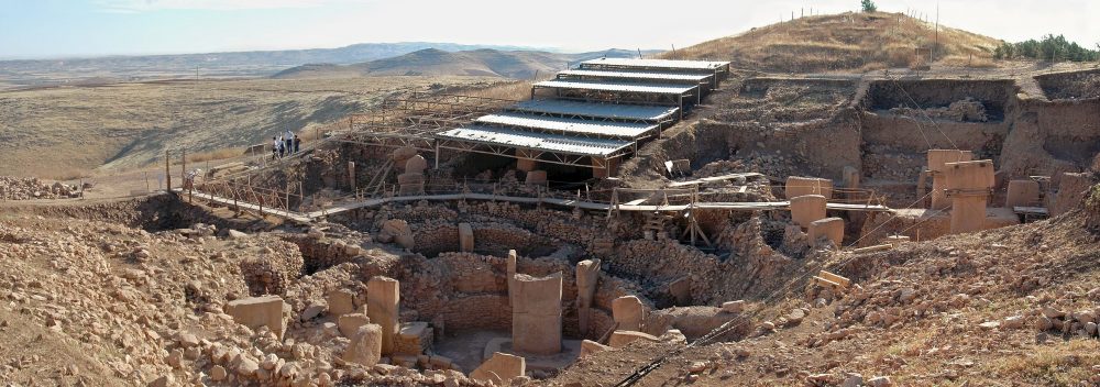 Uma vista das pedras megalíticas em Göbekli Tepe.  A maior parte do local ainda permanece enterrada sob a superfície.  Crédito da imagem: Wikimedia Commons.