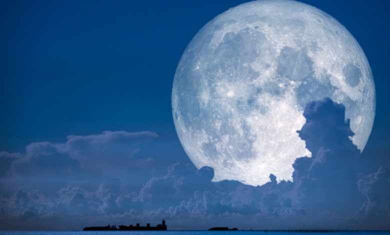 An artists rendering of the Super Snow Moon. Shutterstock.