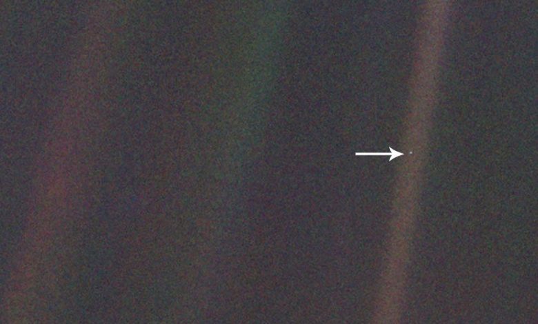 The original image the Pale Blue Dot. A few minutes after taking the image, Voyager 1 powered down its camera system as it made its way into outer space. Image Credit: NASA / JPL.