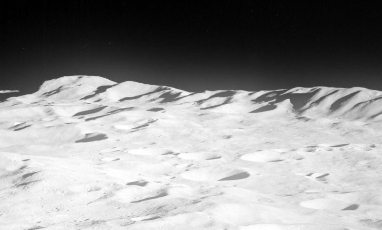 An image showing the mountains of the north rim of South Pole-Aitken Basin, on the far side of the moon. Image Credit: Apollo 8 / NASA.