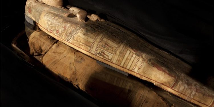 An image showing the mummified remains of Ta-Kr--Hb and her sarcophagus. Image Credit: Perth Museum.