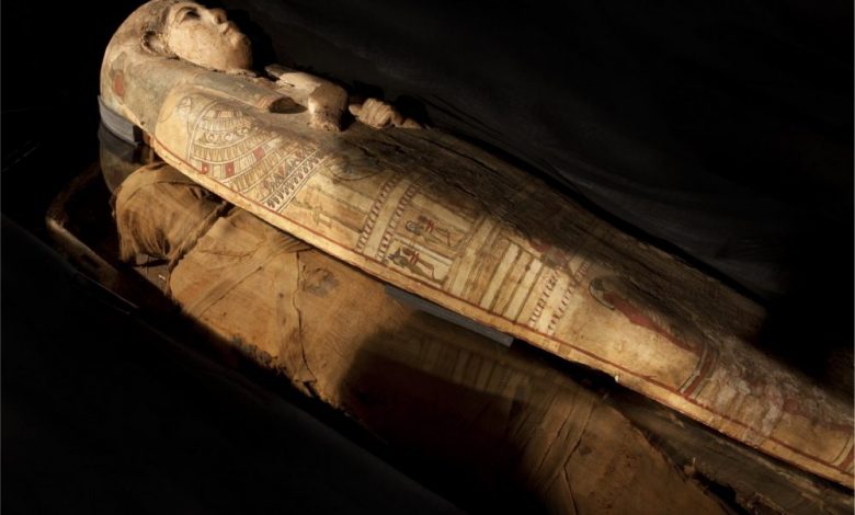 An image showing the mummified remains of Ta-Kr--Hb and her sarcophagus. Image Credit: Perth Museum.