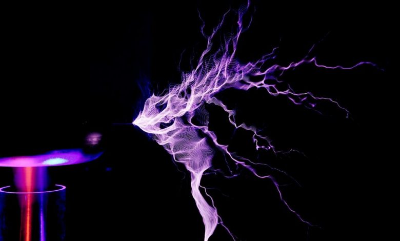 Ana artists rendering of a system that transmits electric energy wirelessly. Shutterstock.