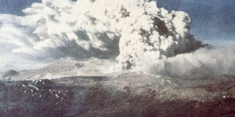 An image showing the eruption of Cordón Caulle following the earthquake of 1960. Image Credit: Wikimedia Commons.