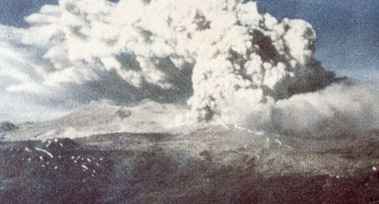 An image showing the eruption of Cordón Caulle following the earthquake of 1960. Image Credit: Wikimedia Commons.