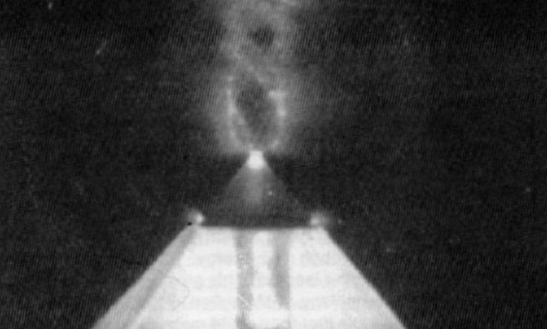 An artist's rendering of the electromagnetic properties of the Great Pyramid of Giza. Pinterest.