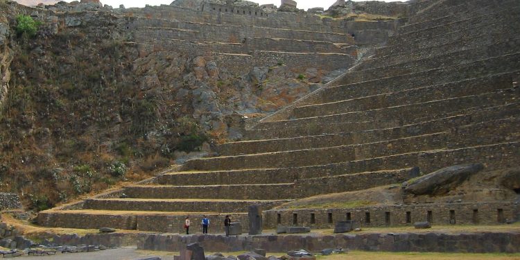 An image of the Terraces of Pumatallis at Ollantaytambo. Image Credit: Wikimedia Commons.