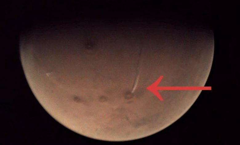 A view of the mysterious plume on Mars. Image Credit: ESA / arrow by Curiosmos.