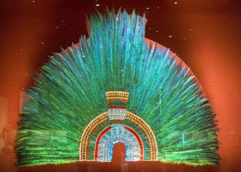 An image of the modern reproduction of Moctezuma's headdress, in the Museo Nacional de Antropología e Historia, Mexico City. Image Credit: Wikimedia Commons.