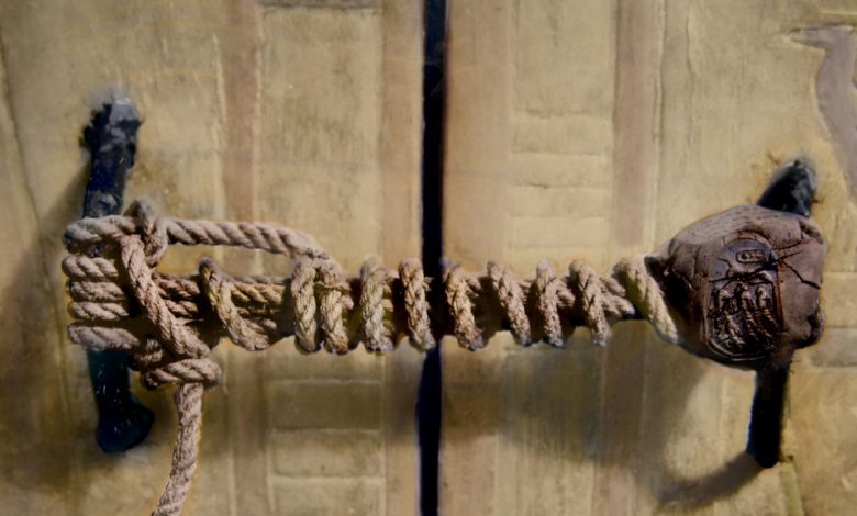 A color image of the seal of the tomb of King Tut. Image Credit: Harry Burton.