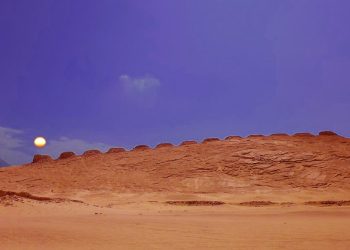 An artist's illustration of the thirteen towers of Chankillo and how the Sun followed a path along the towers. Wikimedia Commons / Curiosmos.