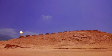 An artist's illustration of the thirteen towers of Chankillo and how the Sun followed a path along the towers. Wikimedia Commons / Curiosmos.