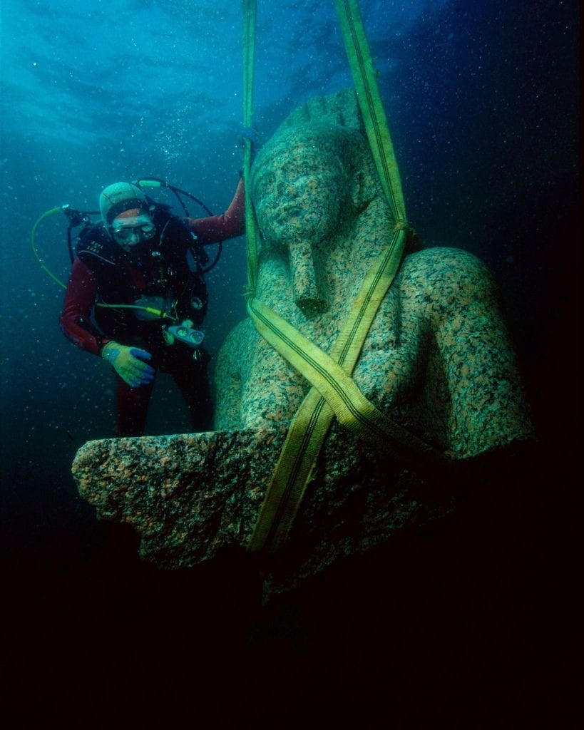 The underwater discovery of Heracleion can be considered one of the greatest Egyptian findings. Here is the pharaoh's statue when it was excavated, 