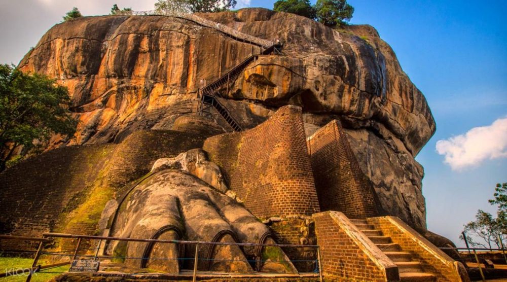 The Remains of the ancient entrance erected in the middle of a giant lion statue.