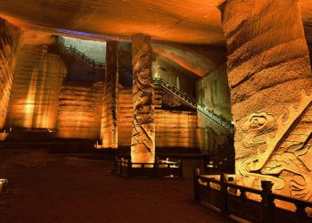 One of the largest caverns in the Longyou caves complex. You can see the mysterious wall decorations and grand pillars that have remained intact after thousands of years under water.