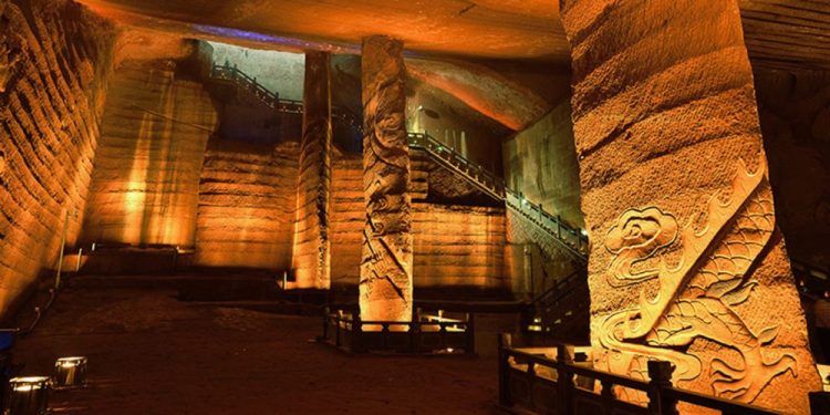 One of the largest caverns in the Longyou caves complex. You can see the mysterious wall decorations and grand pillars that have remained intact after thousands of years under water.